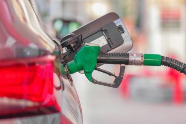 Queda no preço da gasolina nas bombas: impacto da redução da Petrobras