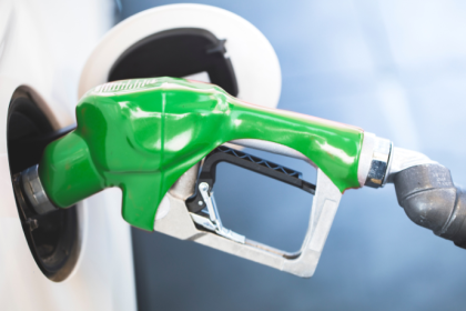 Governo Desmente Fake News Sobre Mistura de Etanol na Gasolina: Esclarecimentos e Impactos