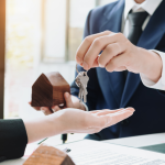 A busca por imóveis mais eficientes redefine prioridades no mercado imobiliário. Alex Nabuco Dos Santos destaca o foco crescente em economia e conforto.