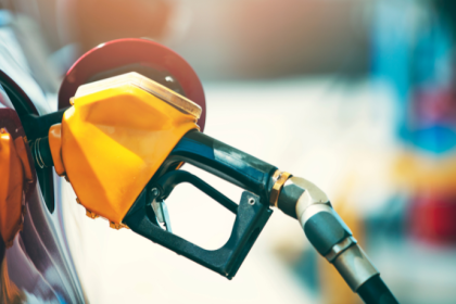 Congresso discute uso do lucro do petróleo para reduzir preço dos combustíveis: impacto econômico e disputa fiscal no Brasil