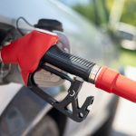 Alta do petróleo pressiona combustíveis no Brasil e reacende debate sobre impacto na economia