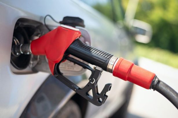 Alta do petróleo pressiona combustíveis no Brasil e reacende debate sobre impacto na economia