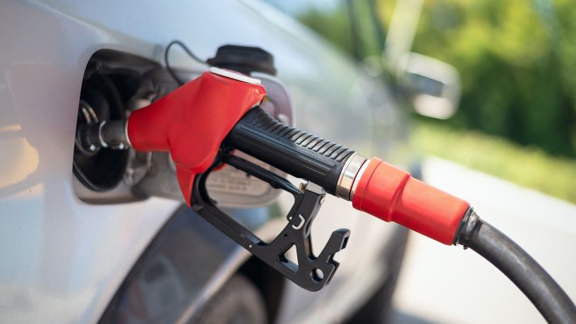 Alta do petróleo pressiona combustíveis no Brasil e reacende debate sobre impacto na economia