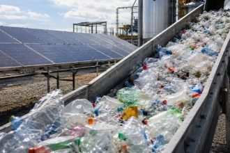 Tecnologia que transforma lixo plástico em combustível limpo pode mudar o futuro da energia sustentável