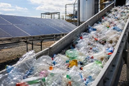 Tecnologia que transforma lixo plástico em combustível limpo pode mudar o futuro da energia sustentável