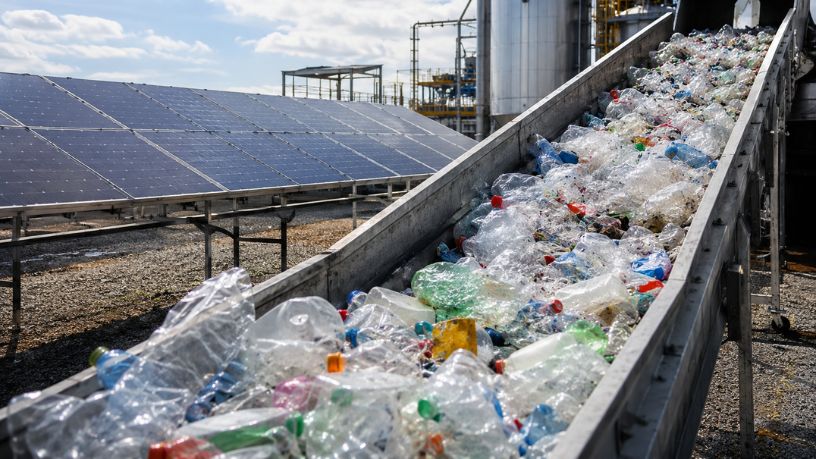 Tecnologia que transforma lixo plástico em combustível limpo pode mudar o futuro da energia sustentável
