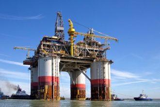 Exportação de Petróleo dos EUA: Por Que Washington Resiste a Cortar o Fornecimento Global Mesmo com Combustíveis em Alta