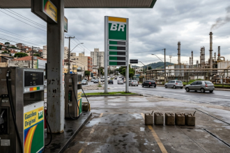 Petróleo cai no mercado internacional: o que muda nos combustíveis e no bolso do brasileiro