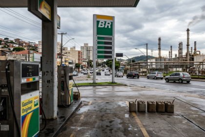 Petróleo cai no mercado internacional: o que muda nos combustíveis e no bolso do brasileiro