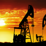 Petróleo passa de US$ 108 e acende alerta para combustíveis no Brasil: o que pode acontecer com gasolina e diesel
