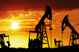 Petróleo passa de US$ 108 e acende alerta para combustíveis no Brasil: o que pode acontecer com gasolina e diesel