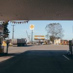Posto de combustíveis vazio em uma rodovia, com bombas para abastecimento de veículos de longa distância