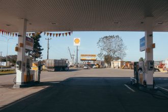 Posto de combustíveis vazio em uma rodovia, com bombas para abastecimento de veículos de longa distância