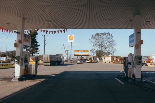 Posto de combustíveis vazio em uma rodovia, com bombas para abastecimento de veículos de longa distância