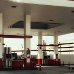 Posto de combustíveis moderno com várias bombas de abastecimento iluminadas.