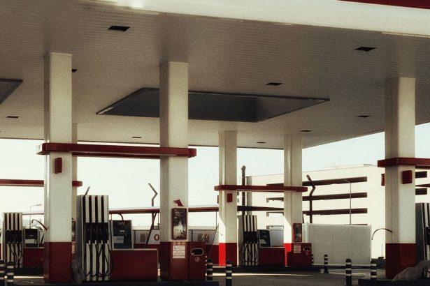 Posto de combustíveis moderno com várias bombas de abastecimento iluminadas.