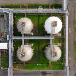 Vista aérea de grandes tanques industriais de armazenamento em uma instalação de energia.