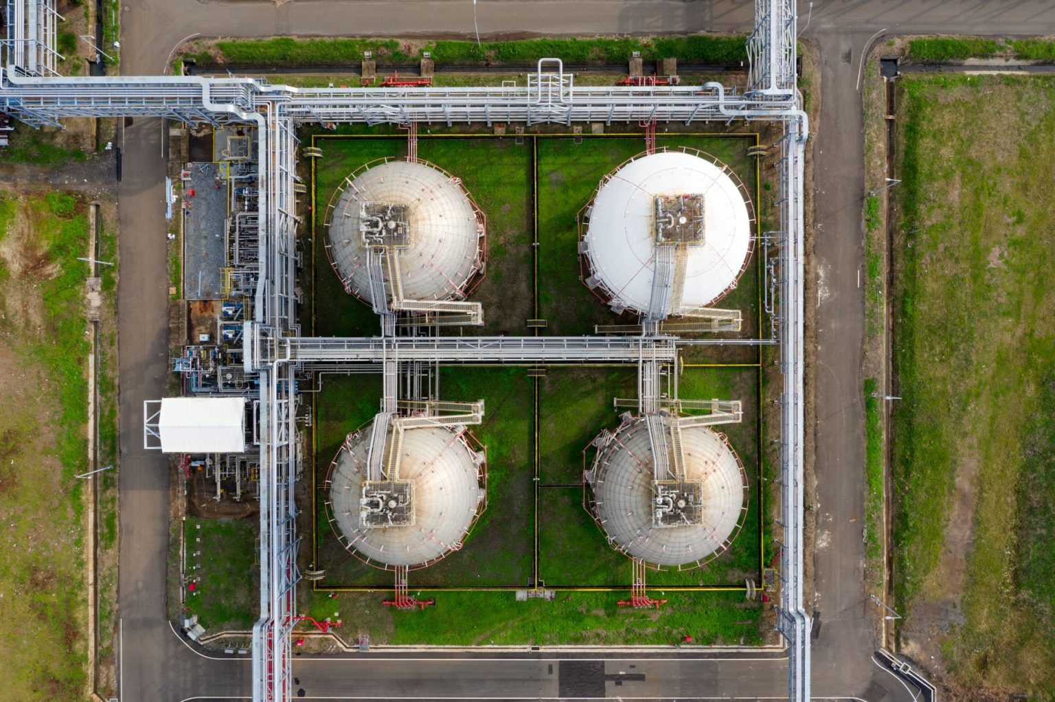 Vista aérea de grandes tanques industriais de armazenamento em uma instalação de energia.