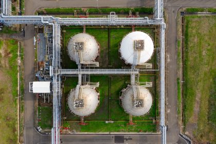 Vista aérea de grandes tanques industriais de armazenamento em uma instalação de energia.